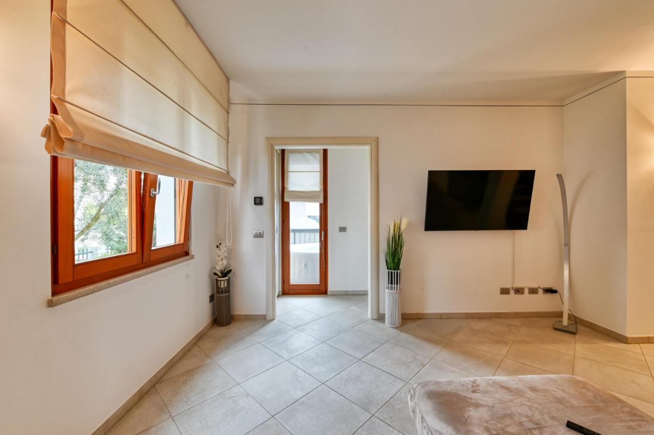 Pearl House - Sirmione Holiday - Jacuzzi Privata エクステリア 写真